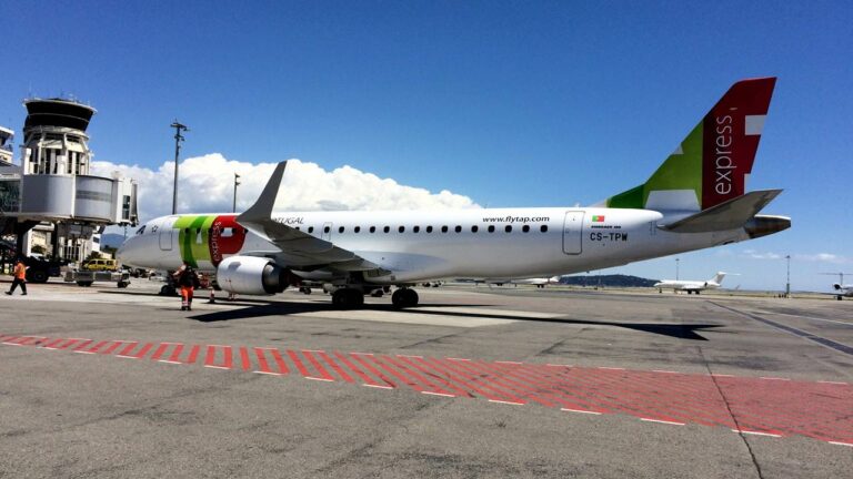 Embraer 190 da TAP Express no aeroporto de Nice em França