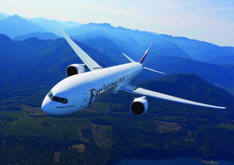 Boeing B777-300ER da Companhia Aérea Emirates em pelo voo