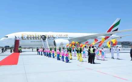 Actuação de crianças à chegada do voo Emirates a Yinchuan na China
