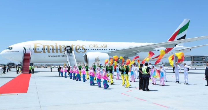 Actuação de crianças à chegada do voo Emirates a Yinchuan na China