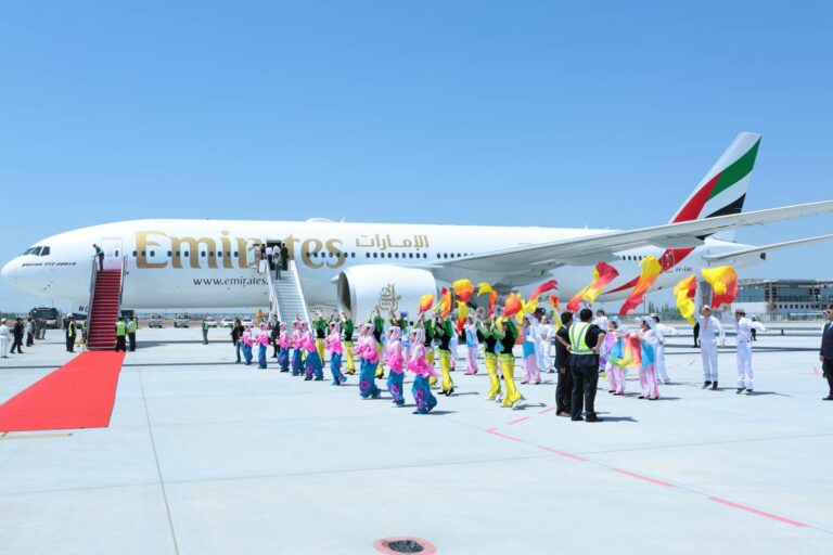 Actuação de crianças à chegada do voo Emirates a Yinchuan na China