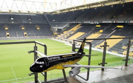 Avião miniatura da Eurowings no estádio do Borussia de Dortmund