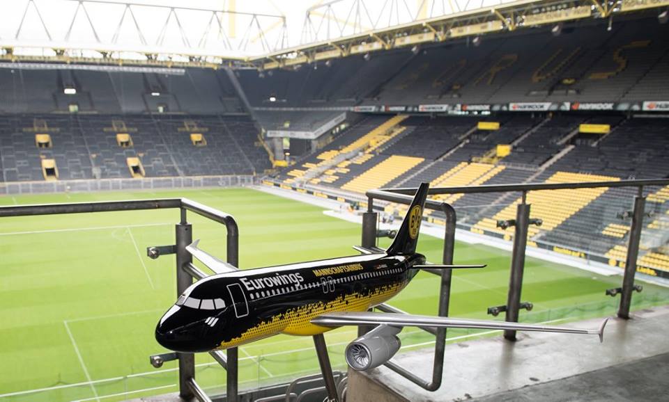 Avião miniatura da Eurowings no estádio do Borussia de Dortmund
