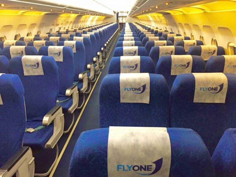 Cabina da aeronave da Companhia Aérea da Moldávia FlyOne
