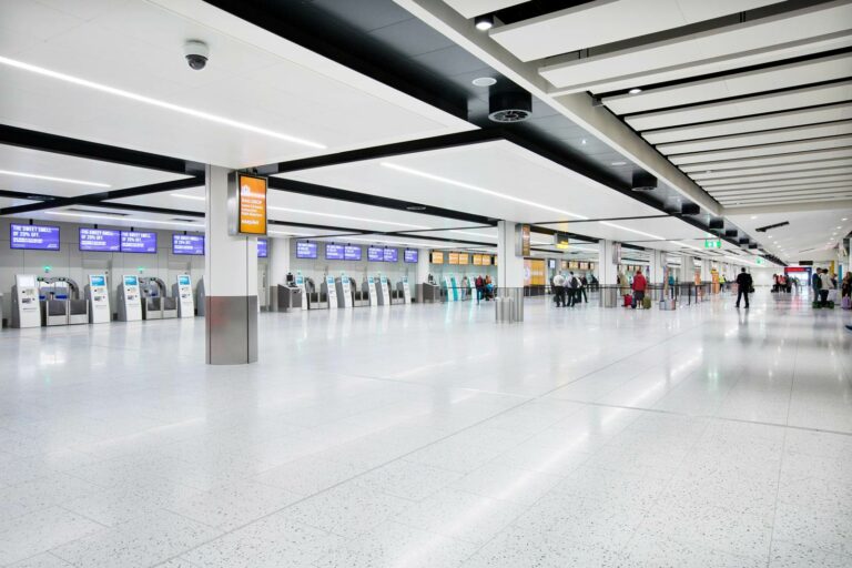 Zona de check-in de bagagens self-service em Londres Gatwick