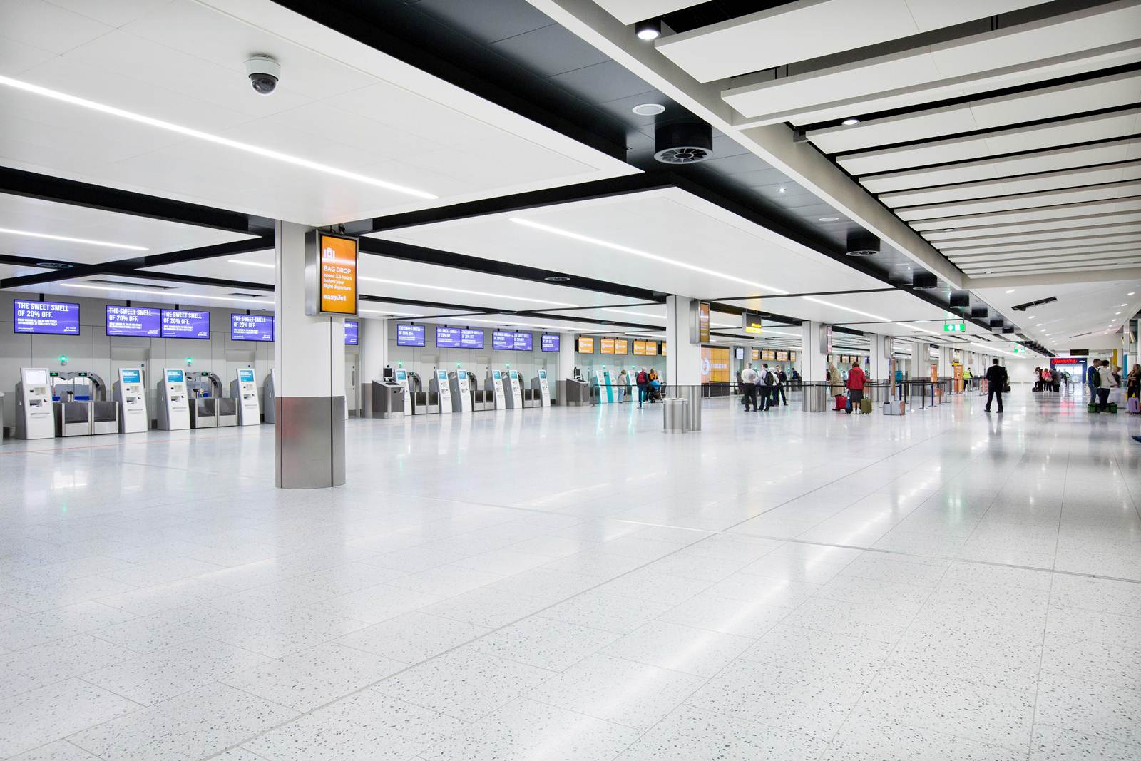 Zona de check-in de bagagens self-service em Londres Gatwick