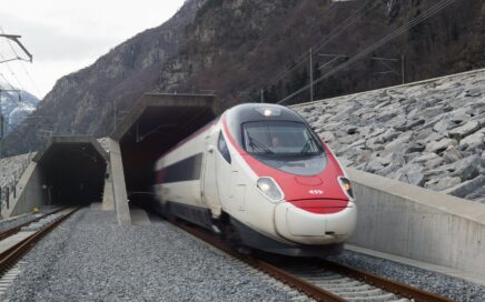 Comboio a sair do tunel Gotthard na Suíça com 57Km, maior do Mundo