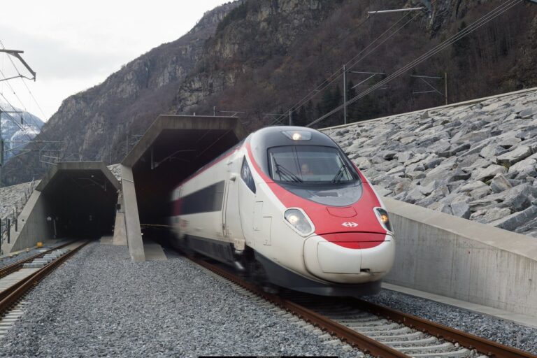 Comboio a sair do tunel Gotthard na Suíça com 57Km, maior do Mundo