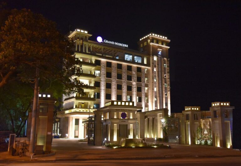 Fachada do hotel Grand Mercure Mysuru na Índia