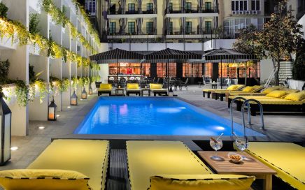 Terraço e Piscina do Hotel H10 Metropolitan Barcelona