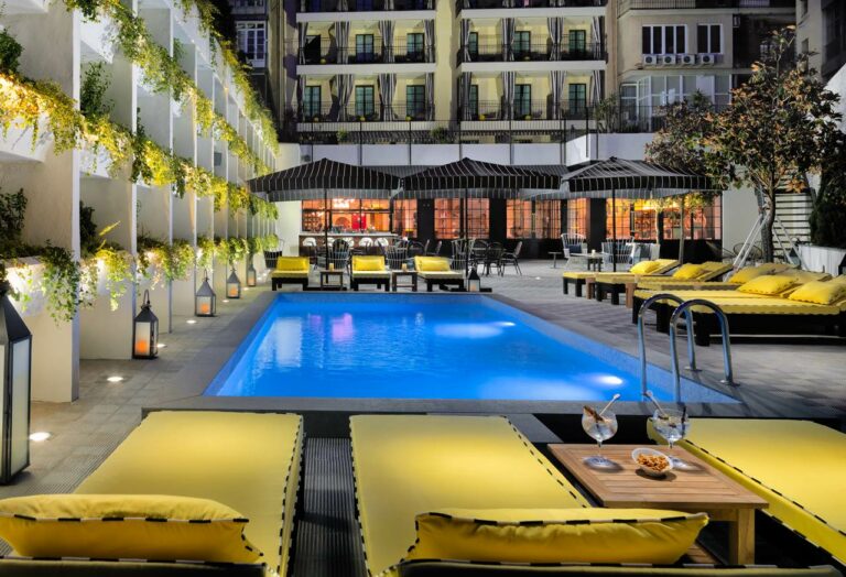 Terraço e Piscina do Hotel H10 Metropolitan Barcelona