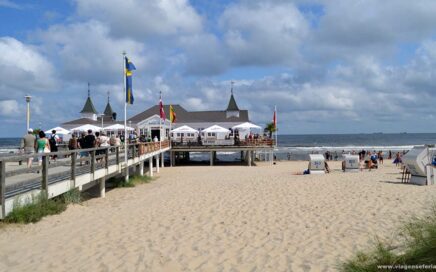 Vista de pier e praia na ilha de Usedom na parte da Alemanha