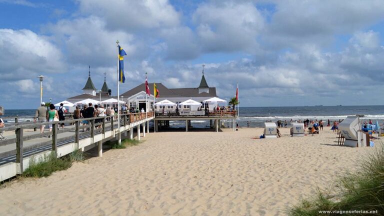 Vista de pier e praia na ilha de Usedom na parte da Alemanha