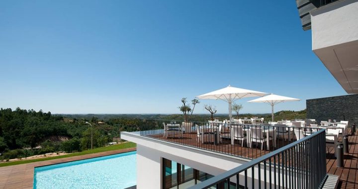 Vista da Piscina exterior do Macdonald Monchique Resort & Spa