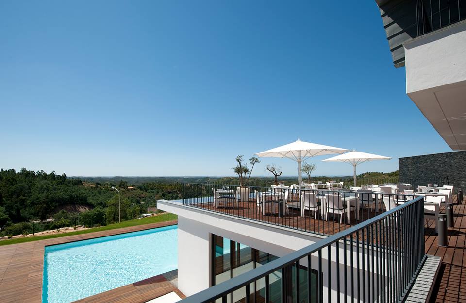 Vista da Piscina exterior do Macdonald Monchique Resort & Spa