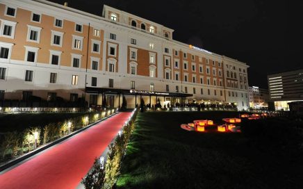 Fachada à noite do NH Collection Palazzo Cinquecento em Itália