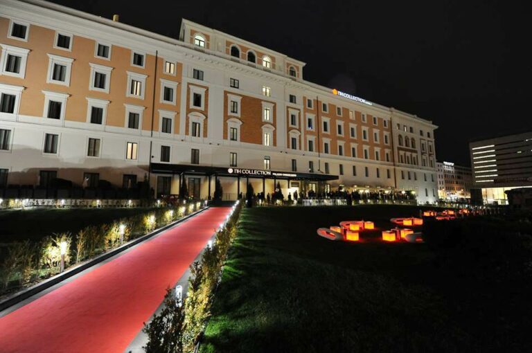 Fachada à noite do NH Collection Palazzo Cinquecento em Itália