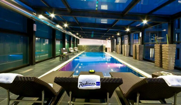Piscina interior do hotel Radisson Blu Milan