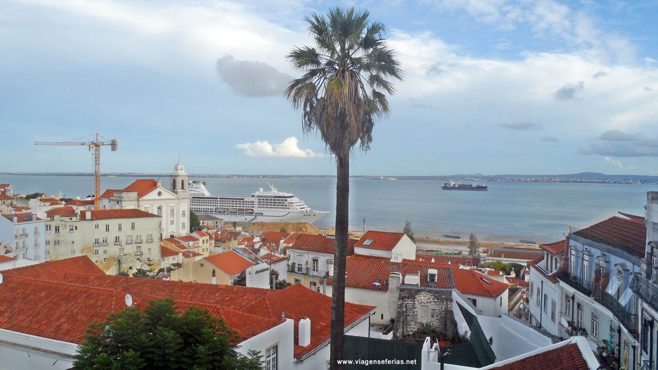 Navio Regent Seven Seas Mariner atracado no porto de Lisboa