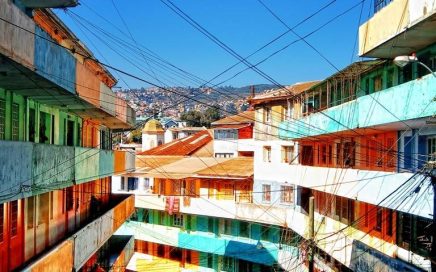 Uma rua de Santiago do Chile com as suas casas coloridas