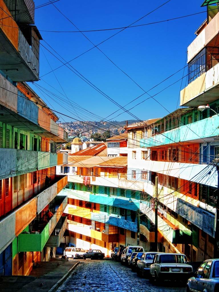 Uma rua de Santiago do Chile com as suas casas coloridas