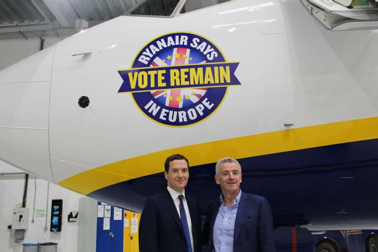 Avião Rynair com apelo ao voto de permanência do Reino Unido na Europa
