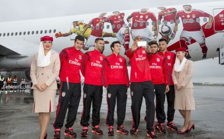 6 jogadores do Benfica a tirarem selfie junto ao avião da Emirates