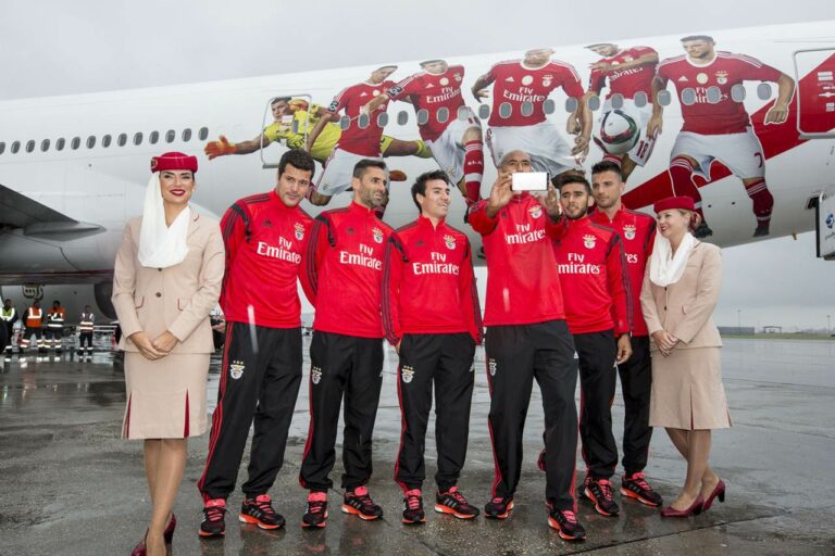 6 jogadores do Benfica a tirarem selfie junto ao avião da Emirates