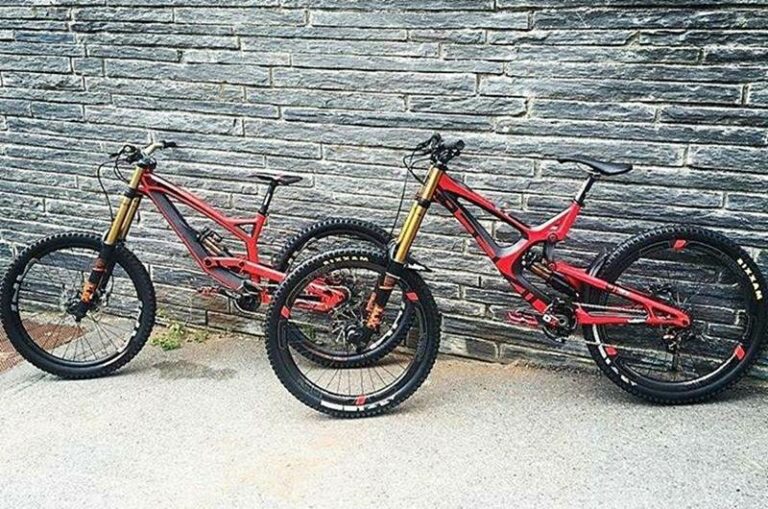 2 bicicletas de cor vermelha
