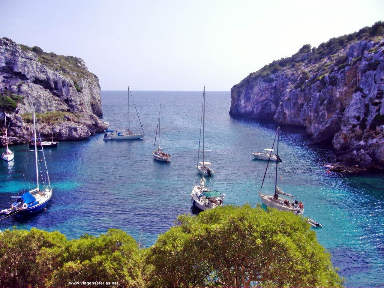 Vista da enseada de Cales Coves na ilha de Menorca