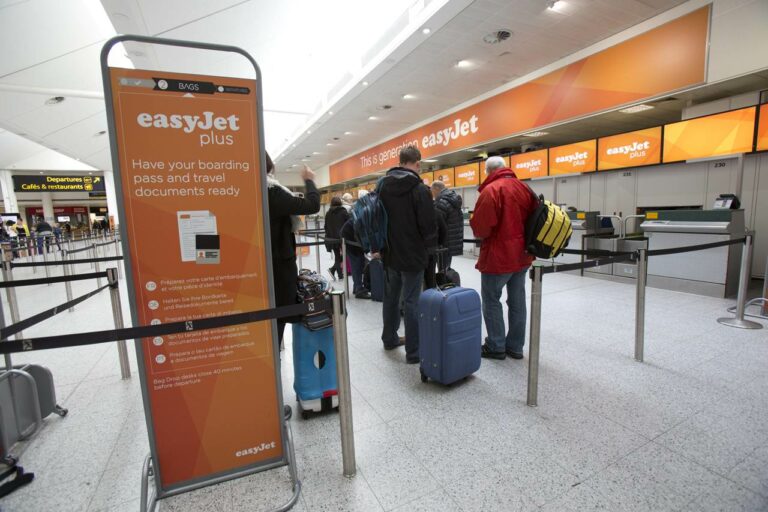 Balcões de check-in da easyJet no aeroporto de Londres Gatwick