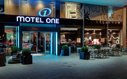Entrada do hotel Motel One em Hamburgo na Alemanha