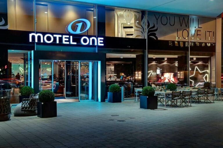 Entrada do hotel Motel One em Hamburgo na Alemanha