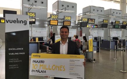 Passageiro 10 milhões da Companhia Vueling no aeroporto de Málaga