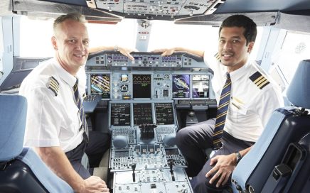 Comandante Thomas Ziarno e 1º Oficial Abdulrahman Mohamed Al Busaeedi no cockpit A380 da Emirates