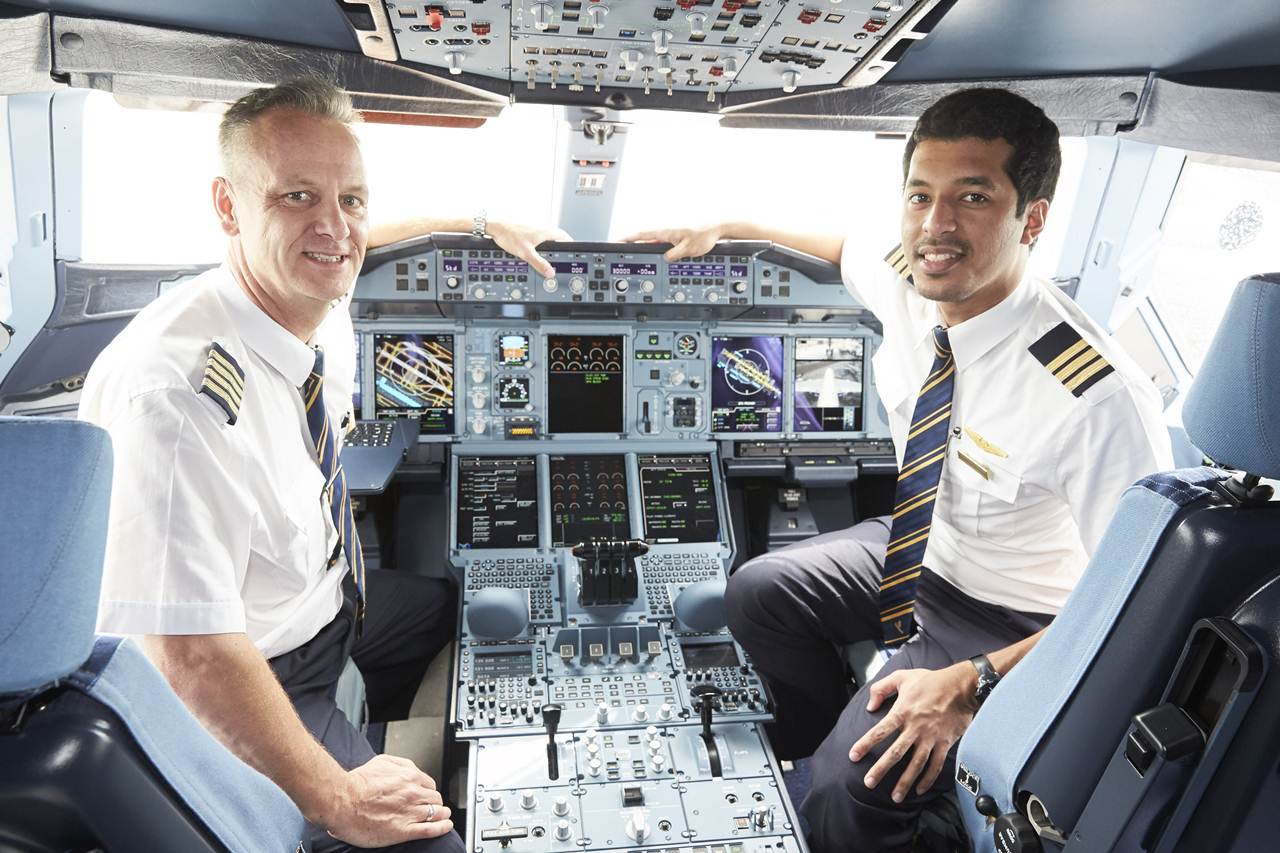 Comandante Thomas Ziarno e 1º Oficial Abdulrahman Mohamed Al Busaeedi no cockpit A380 da Emirates