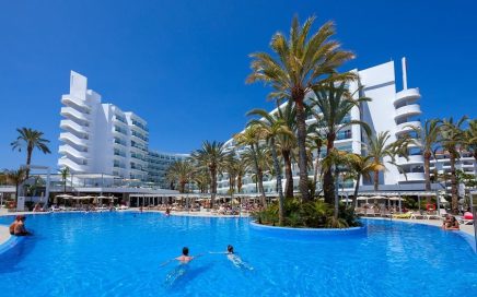 Piscina e edifício do ClubHotel Riu Papayas na Gran Canaria