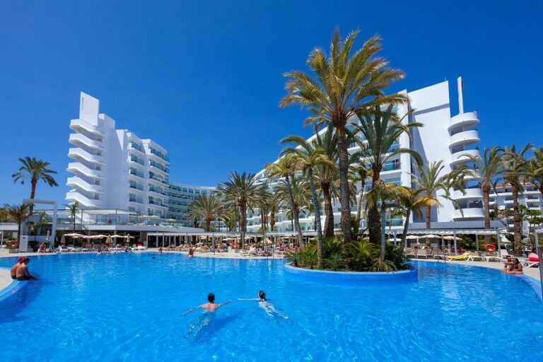 Piscina e edifício do ClubHotel Riu Papayas na Gran Canaria