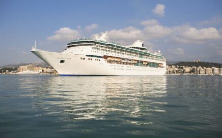 Exterior do navio de cruzeiros RCI Legend of the Seas