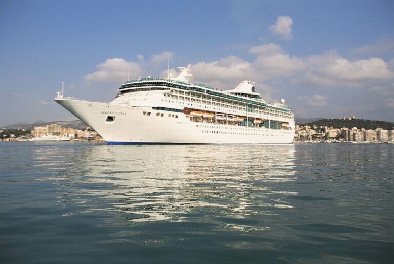 Exterior do navio de cruzeiros RCI Legend of the Seas