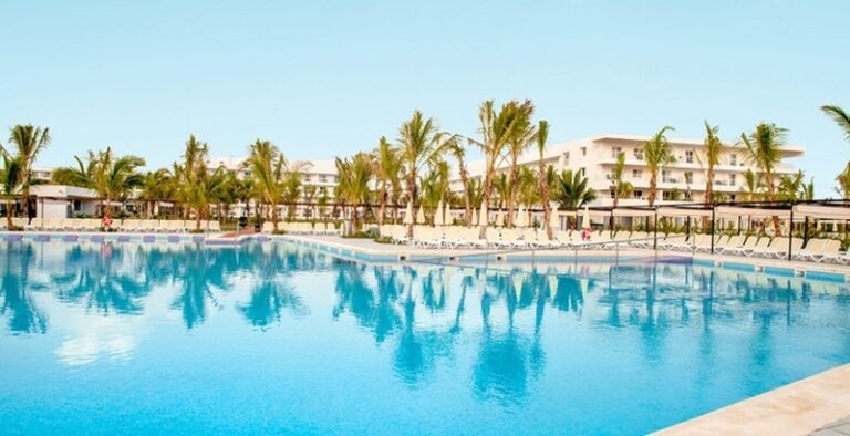 Piscina e hotel Riu Republica em Arena Gorda na Republica Dominicana