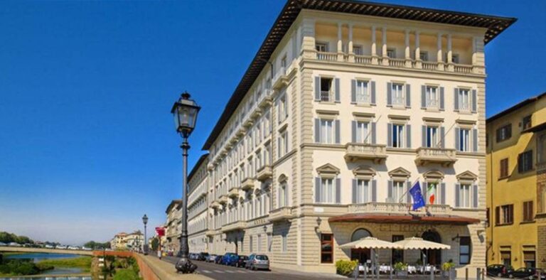 Edificio do hotel St Regis Florence em Florença na Itália