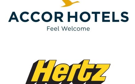 Logos da rent-a-car Hertz e do grupo hoteleiro accorHotels