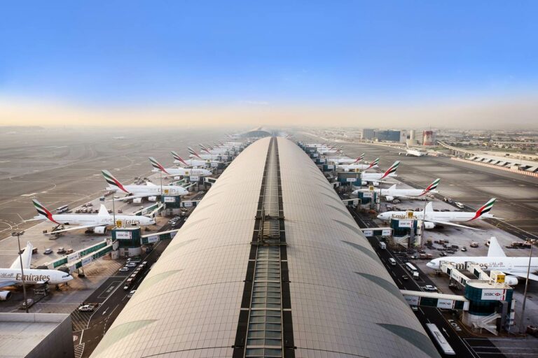Aviões da Companhia Emirates no aeroporto do Dubai