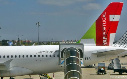 Cauda de um avião TAP estacionado no aeroporto de Lisboa