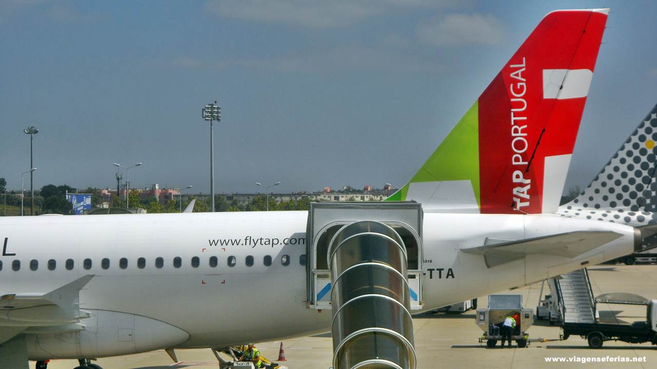 Cauda de um avião TAP estacionado no aeroporto de Lisboa