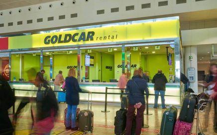 Balcão da rent-a-car Goldcar num aeroporto da Europa