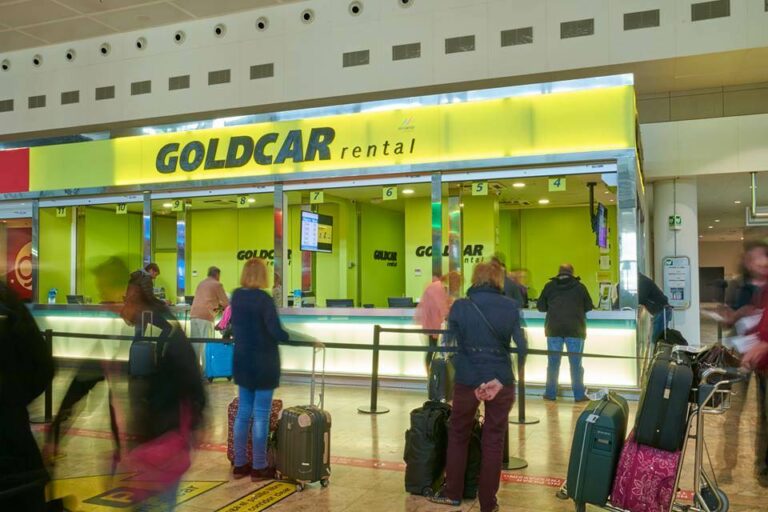 Balcão da rent-a-car Goldcar num aeroporto da Europa