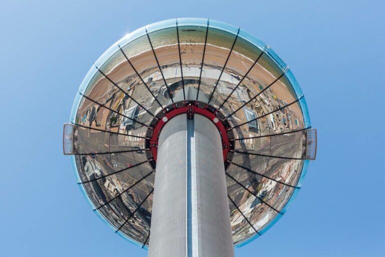 Vista da parte de baixo do close British Airways i360 em Brighton