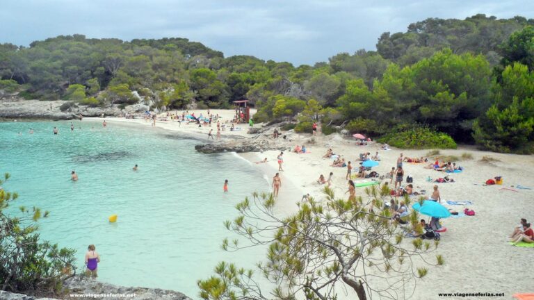 Vista sobre o areal e beira mar da Cala Turqueta em Menorca